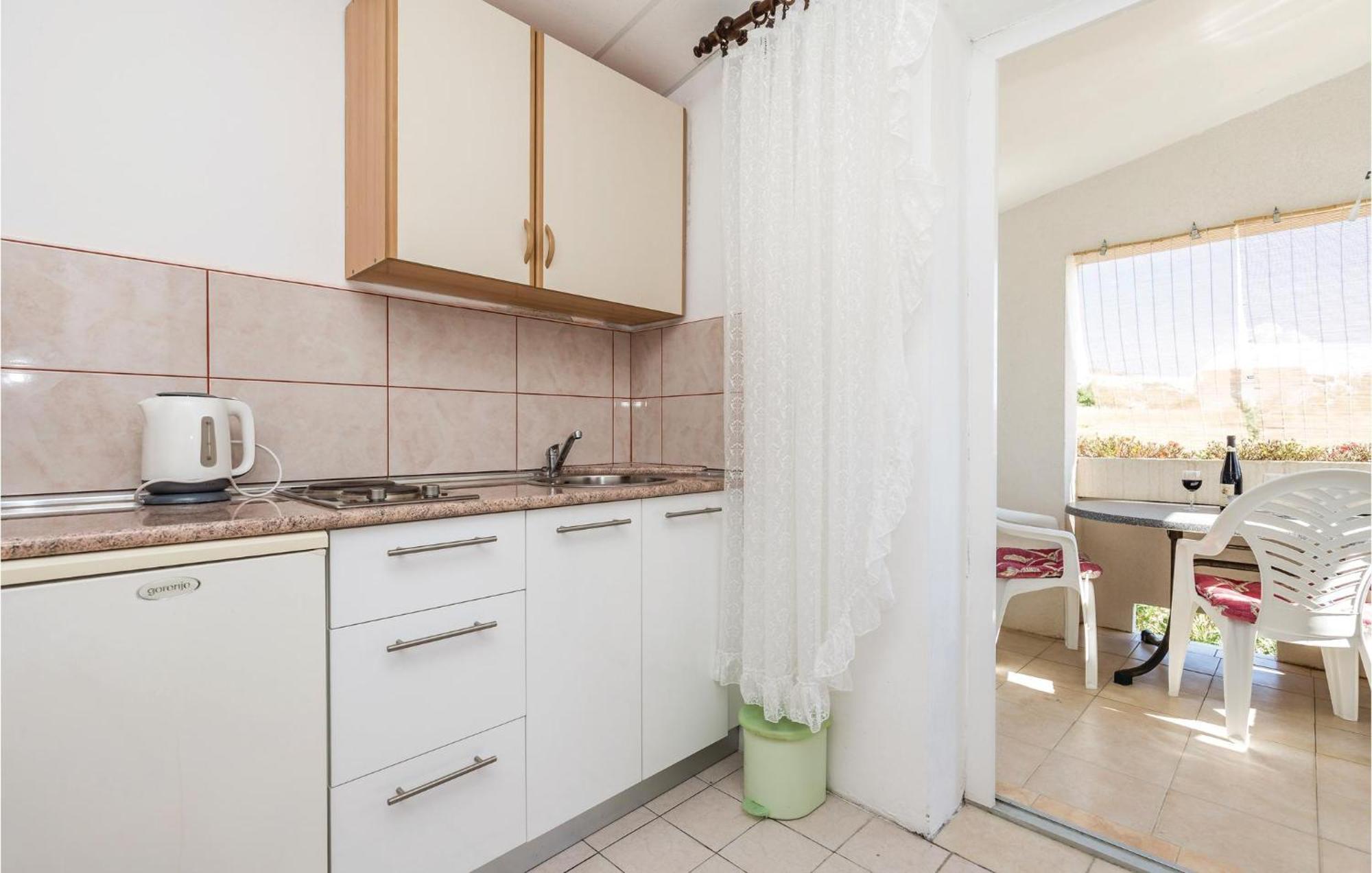 Awesome Apartment In Dinjiska With Kitchen Exterior foto