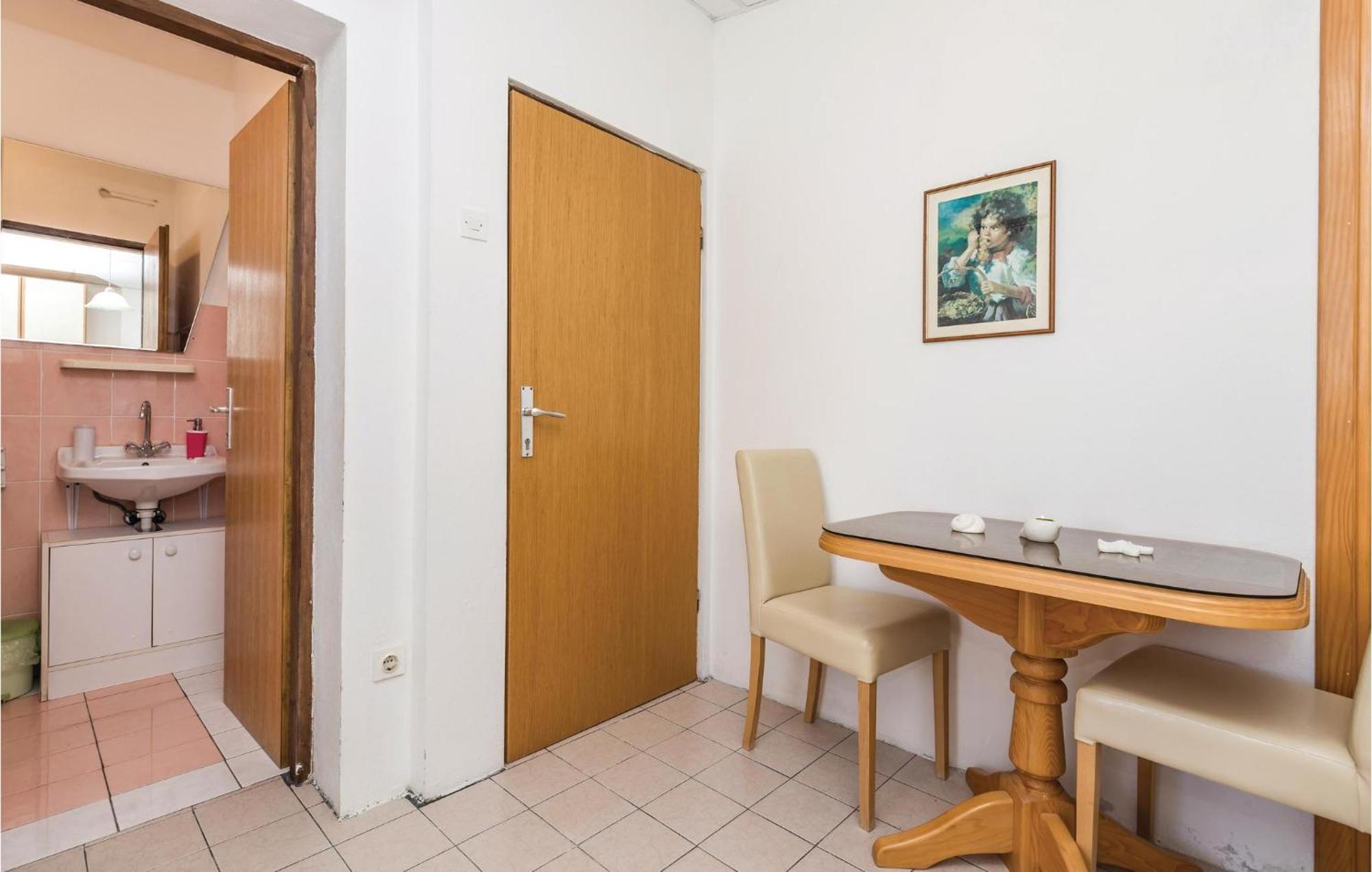 Awesome Apartment In Dinjiska With Kitchen Exterior foto